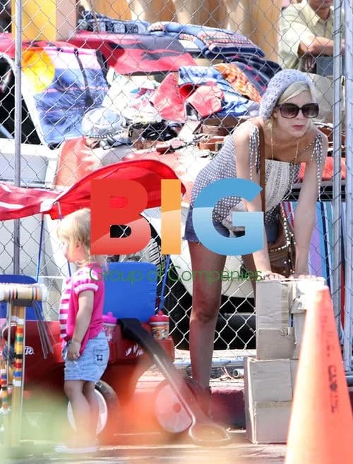 Tori Spelling and Kids at Flea Market