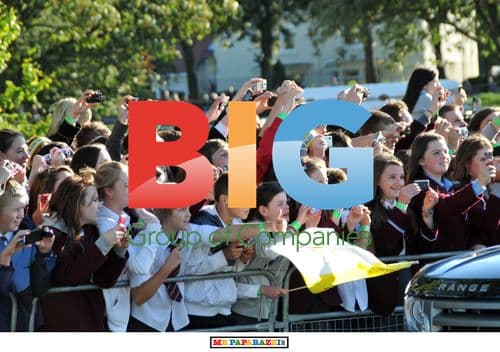 Crowds welcome Pope in Glasgow