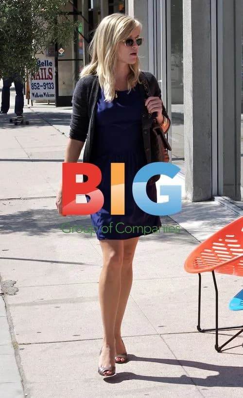 Reese Witherspoon Shopping in LA
