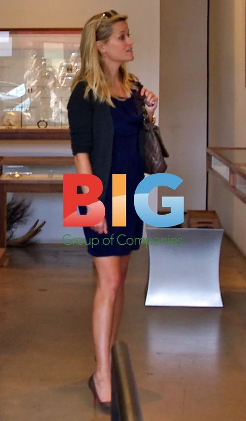 Reese Witherspoon Shopping in LA