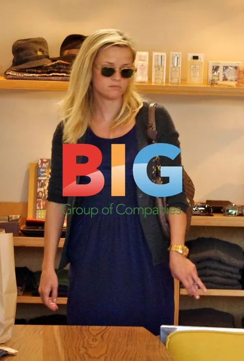 Reese Witherspoon Shopping in LA