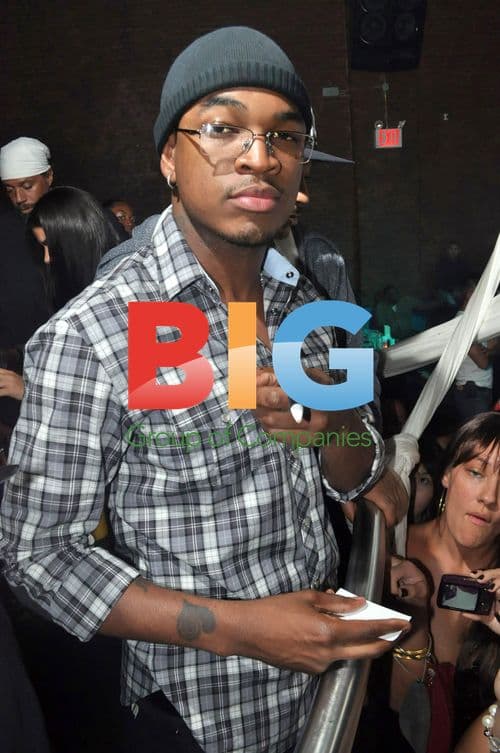 Ne-Yo signs autographs at album release party