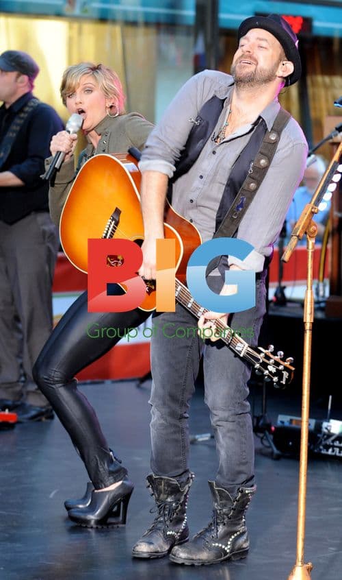 Jennifer Nettles and Kristian Bush of Sugarland Perform