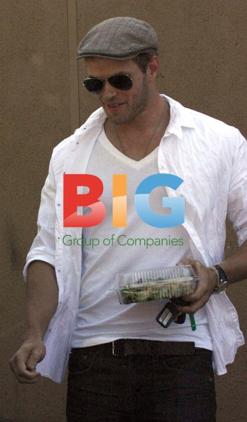 Kellan Lutz Eating Lunch in West Hollywood