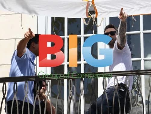 Adam Levine and Maroon 5 visit Extra