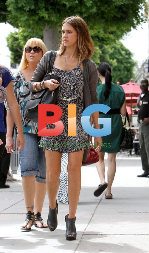 Jessica Alba Has Breakfast in Beverly Hills