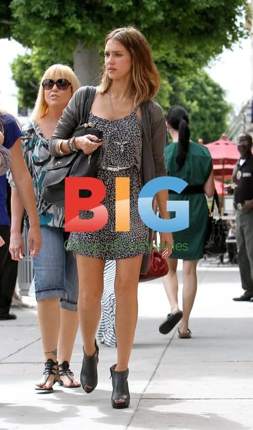 Jessica Alba Has Breakfast in Beverly Hills