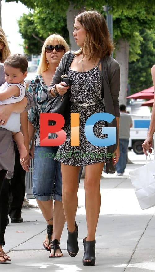 Jessica Alba at Urth Caffe in Beverly Hills