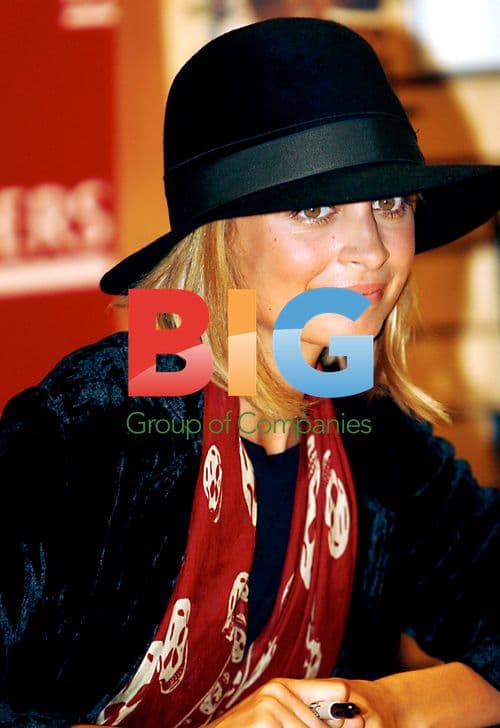 Nicole Richie signs 'Priceless' book