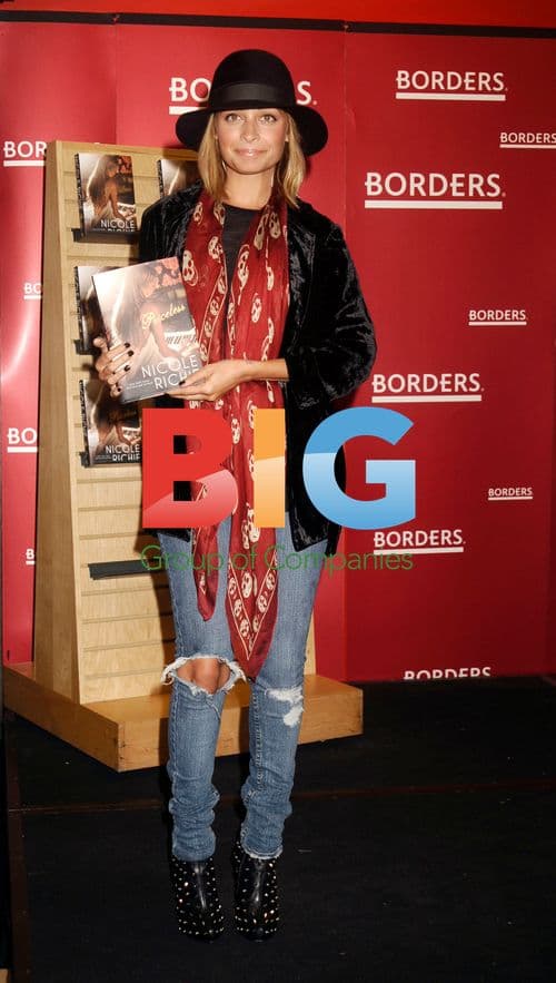 Nicole Richie signs 'Priceless' at Borders