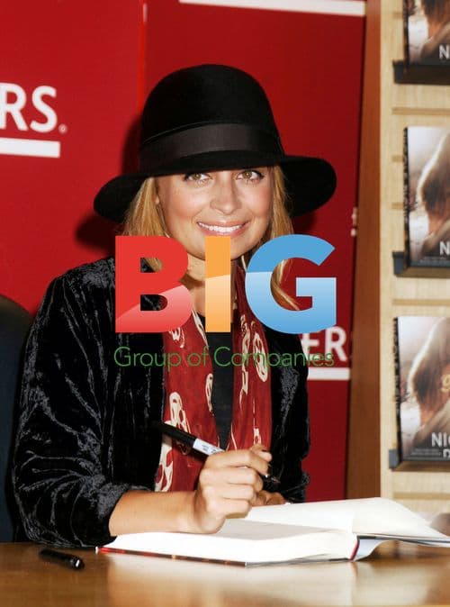 Nicole Richie signs "Priceless" at Borders