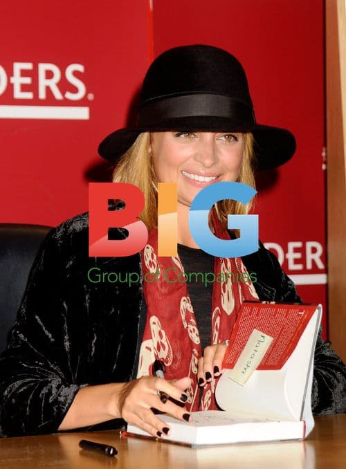 Nicole Richie signs books at Borders