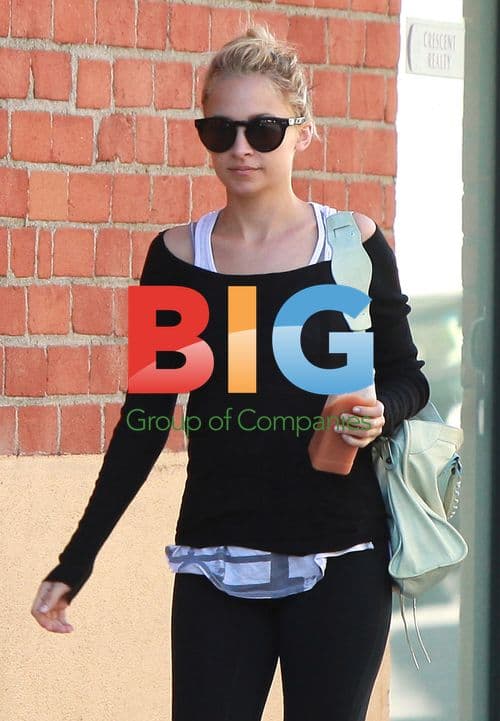 Nicole Richie Arrives at Gym with Carrot Juice