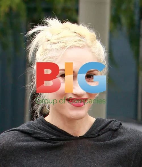 Gwen Stefani Visits Nail Salon