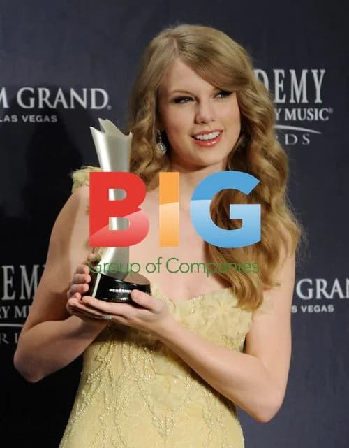 Taylor Swift Backstage at Country Music Awards