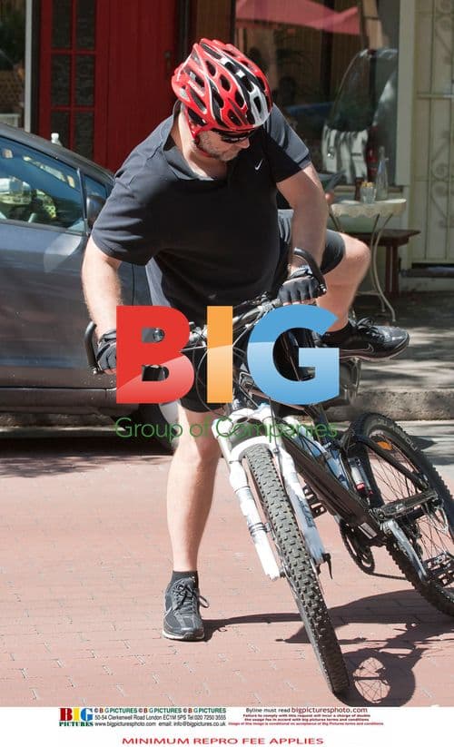 Russell Crowe Takes a Smoke Break