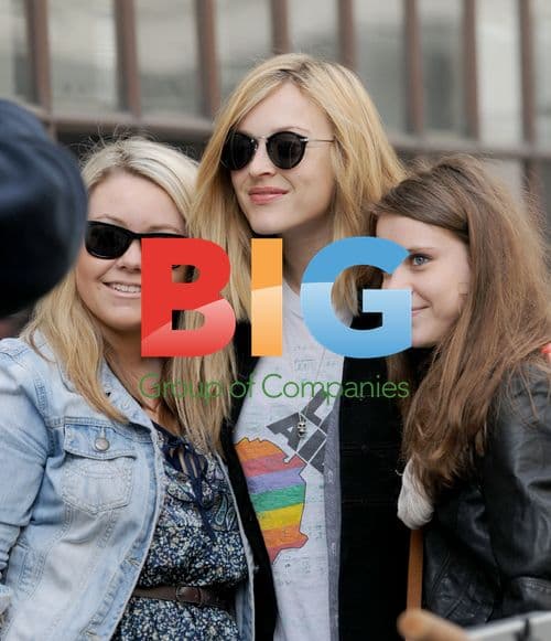 Fearne Cotton Arrives to Work, Talks to Fans