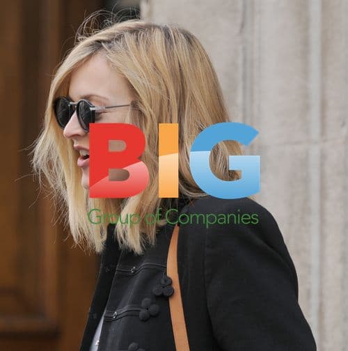 Fearne Cotton Arrives to Work, Chats with Fans