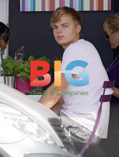 Home and Away actor David Jones Roberts having lunch in Sydney