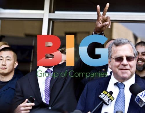 Barry Bonds Flashing V-Sign