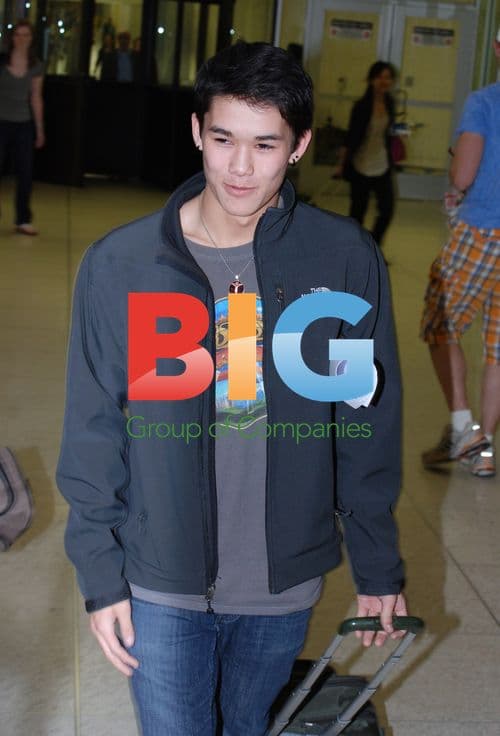 Twilight's BooBoo Stewart Arrives at LAX