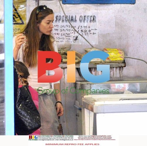 Elen Rivas buying fish in London