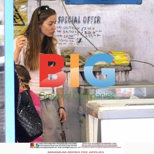 Elen Rivas buying fish in London