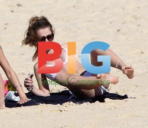 Nigella Lawson\'s Daughter Cosima Smoking on Bondi Beach