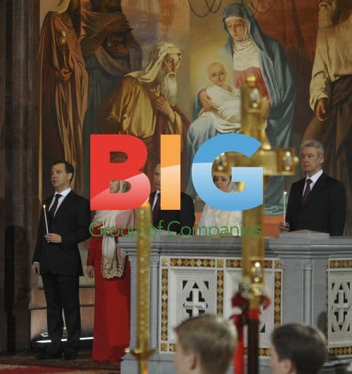 Medvedev, Putin attend Easter service