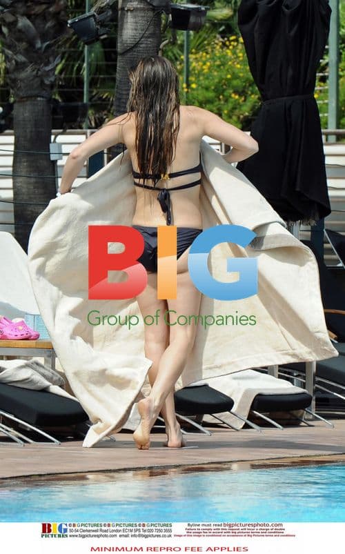 Elen Rivas Relaxes in Swimsuit by Pool in Barcelona