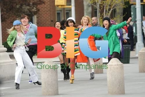 Glee cast films season finale in NY