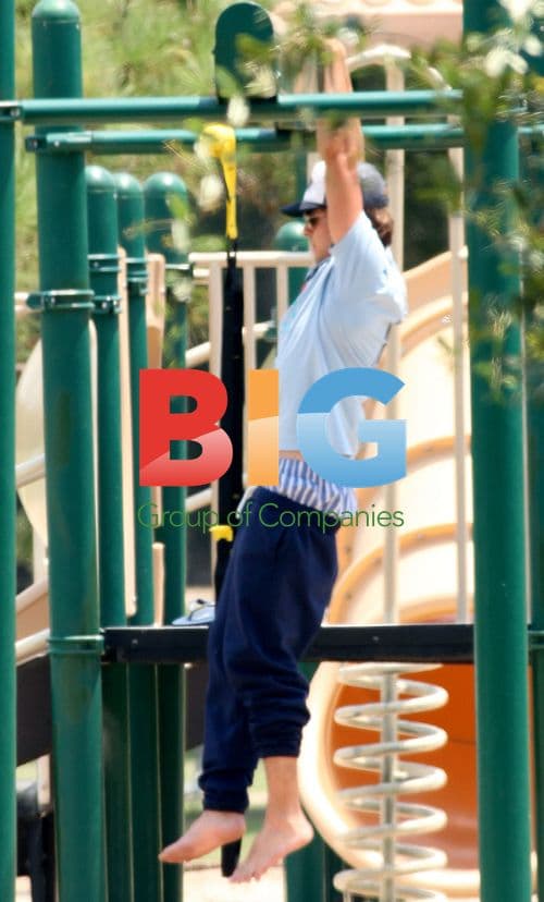 Zac Efron works out at park