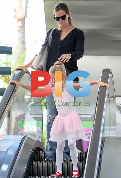 Jennifer Garner takes daughter to ballet class
