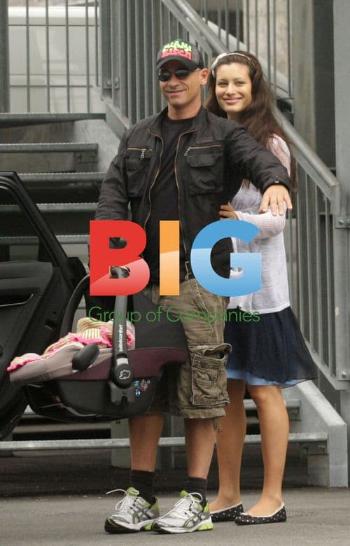 Eros Ramazzotti and Marica Pellegrinelli with newborn