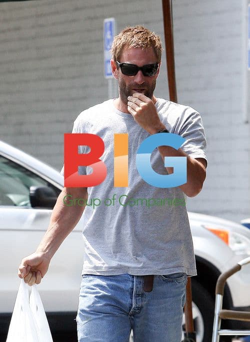 Aaron Eckhart runs errands in LA
