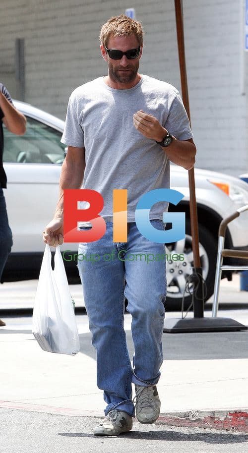 Aaron Eckhart Seen Running Errands in LA
