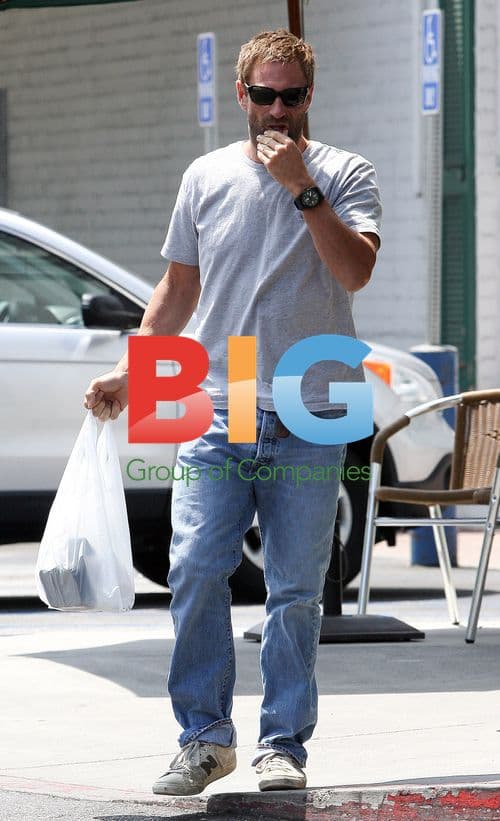 Aaron Eckhart Runs Errands in LA