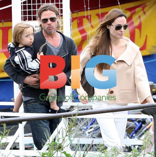 Angelina Jolie and Brad Pitt with children at Puppet theatre