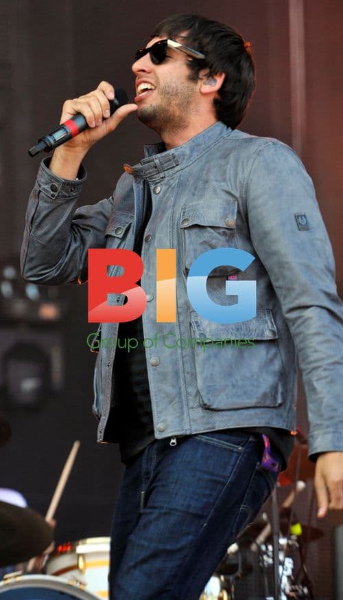 Example Performs at V Festival