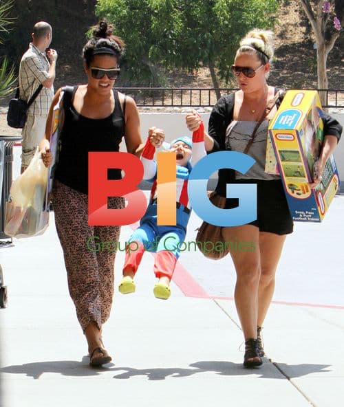 Zuma Rossdale in Captain America Costume