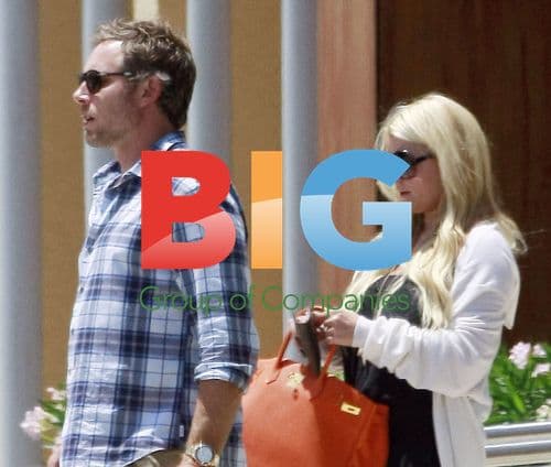 Jessica Simpson Heads to Private Jet