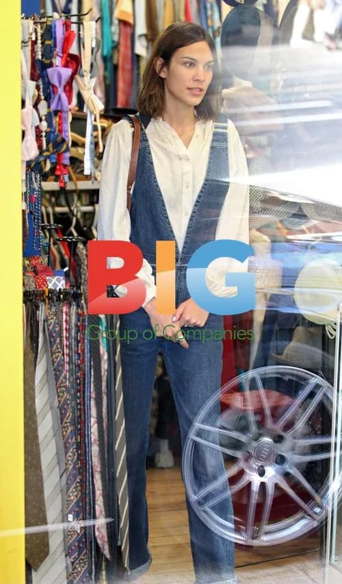 Alexa Chung Shopping in Sydney