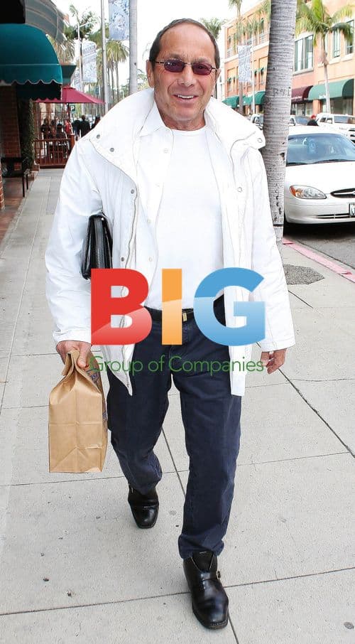 Paul Anka Stops at LA Pharmacy