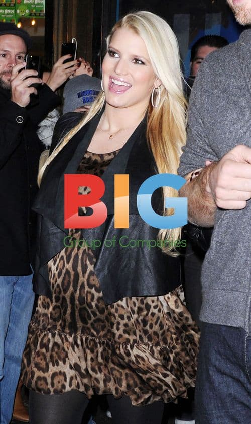 Pregnant Jessica Simpson with Family