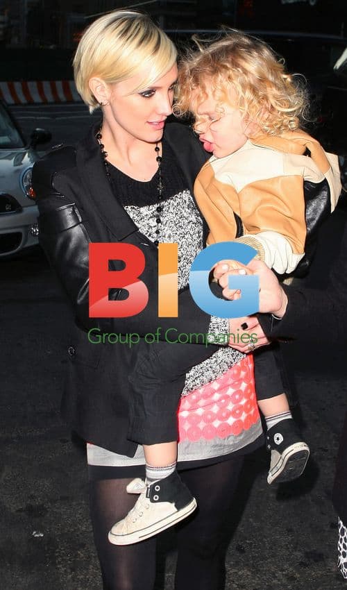 Jessica Simpson pregnant leaving NYC candy store