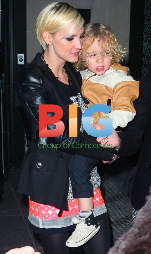 Jessica Simpson Leaves Candy Bar with Family