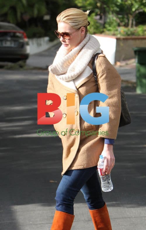 Katherine Heigl returns home with mother