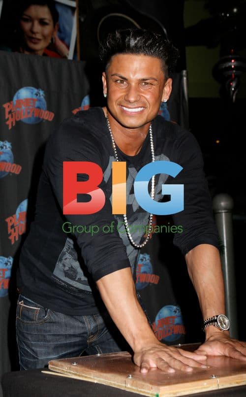Pauly D Makes Handprints at Planet Hollywood