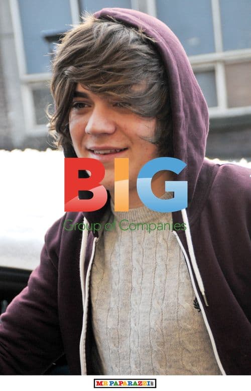 Frankie Cocozza Poses with Fans in Glasgow