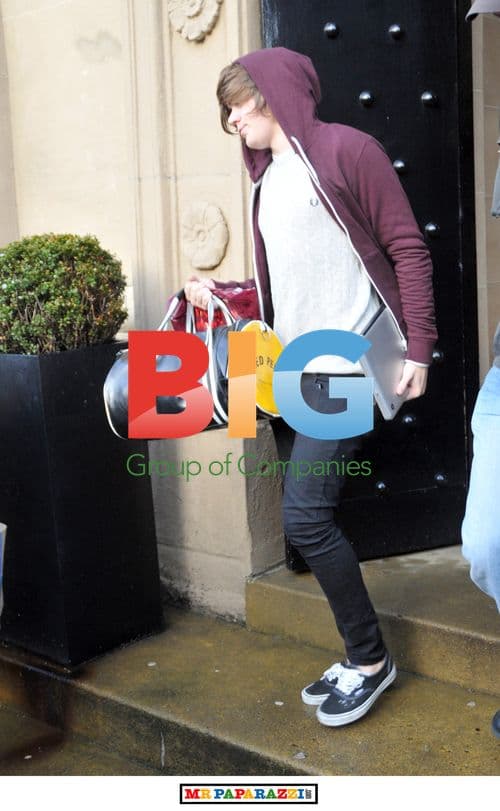 Frankie Cocozza Poses With Fans in Glasgow